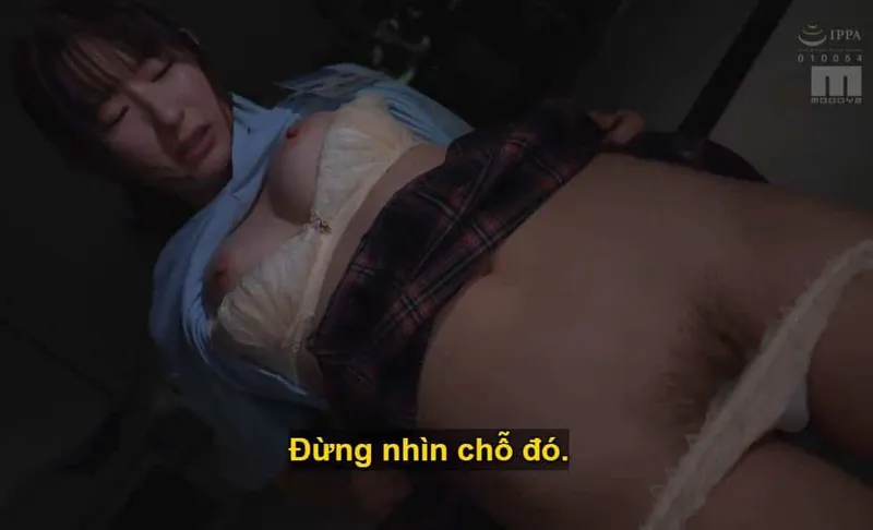 Ông sếp lập mưu xxx cô nhân viên dưới quyền kiêu kỳ lười nhác, suốt ngày bận rộn chat chit cùng người yêu.